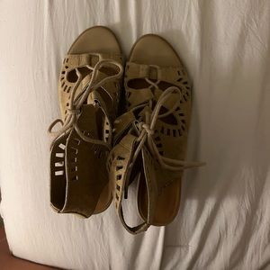 Crown Vintage Size 7 Strappy Sandals